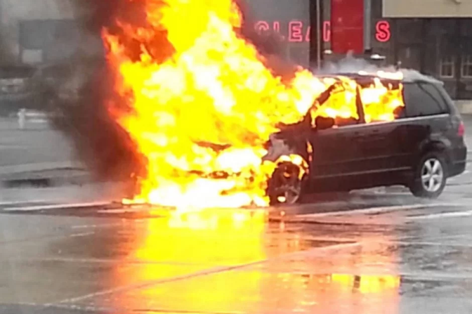 Bakıda “Range Rover” yandı