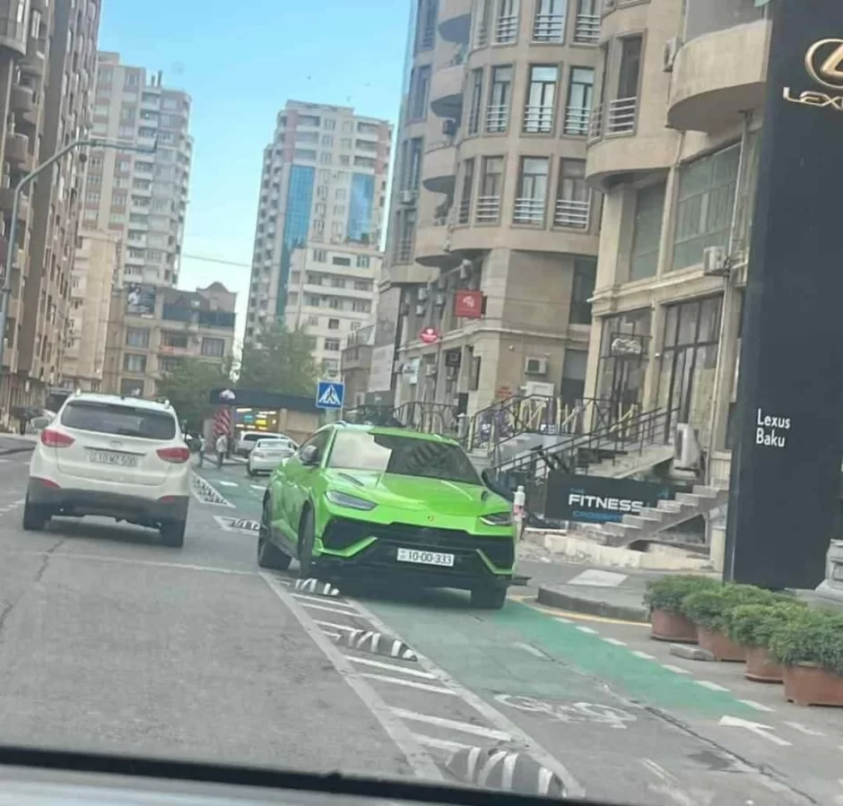 Bakıda 400 minlik Lamborghini elə bir  qanun pozuntusu etdi ki... - FOTO