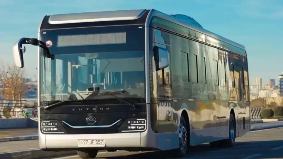 İlham Əliyev elektrik mühərrikli avtobus və taksilərə baxıb 