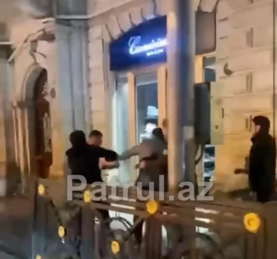 AA seriyalı maşının sürücüsü yolu bağladı! - Taksi sürücüsünü DÖYDÜ