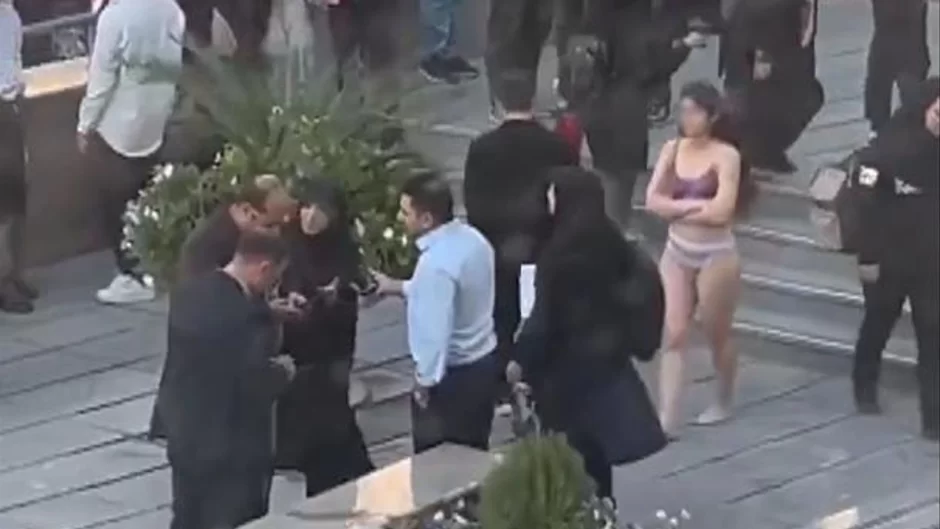 İranda hicaba etiraz olaraq soyunan qız həbsxanaya yerləşdirildi - ŞOK