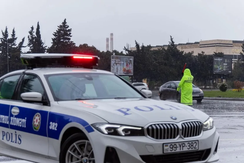 Yağışlı hava şəraitində polis xidmətini DAVAM ETDİRİR