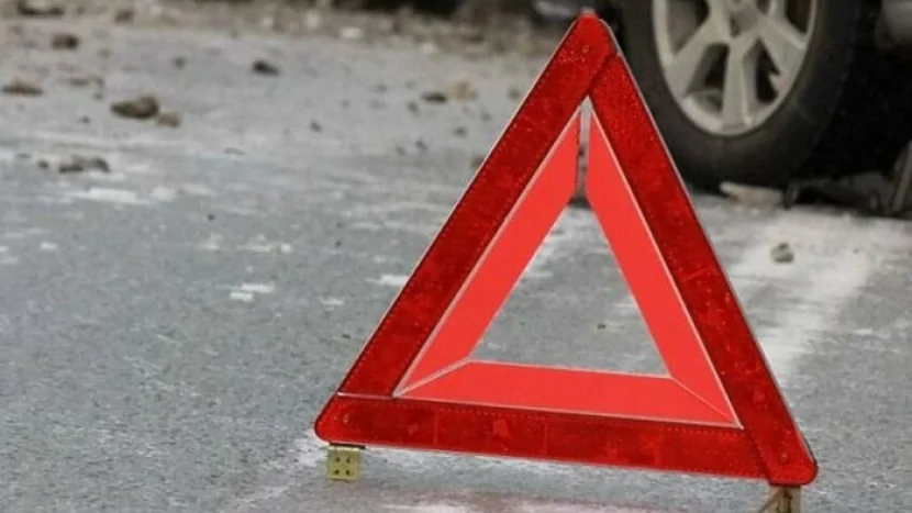 Maşın betona çırpıldı- 4 YARALI VAR