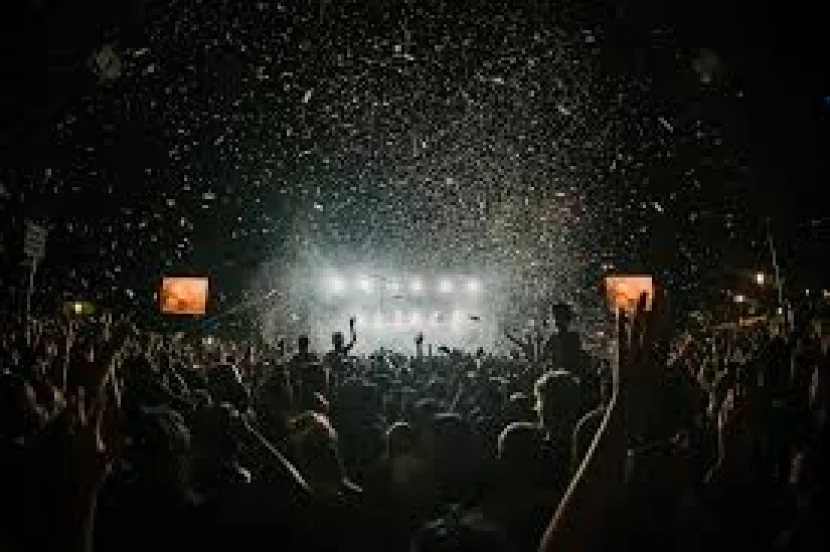 Tanınmış musiqiçinin konserti minaya görə TƏXİRƏ DÜŞDÜ