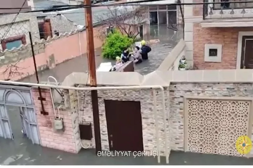 Bakıda evləri su basdı: Sakinlər təxliyə edildi- VİDEO