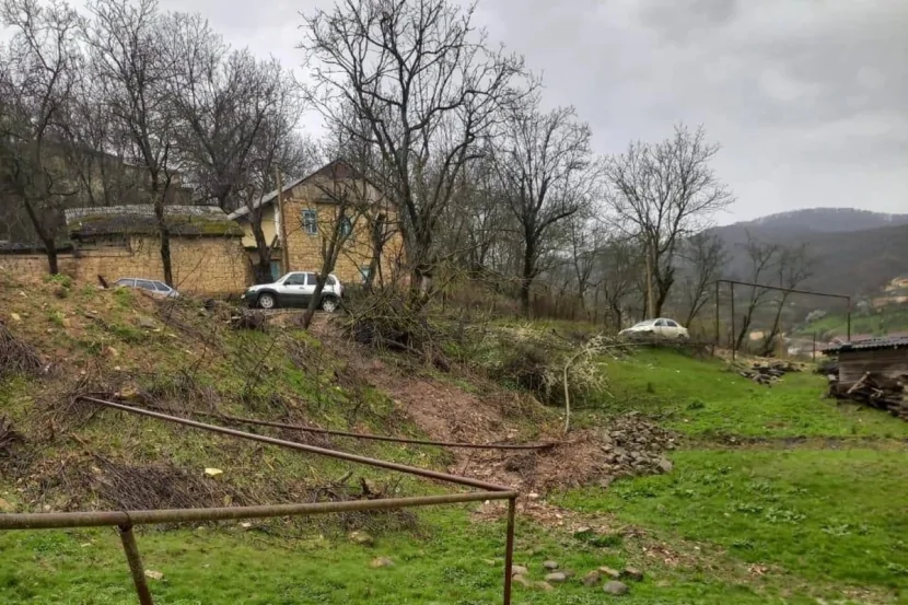 Rusiyada güclü yağışlar səbəbindən yaşayış binası uçub-Ölən var