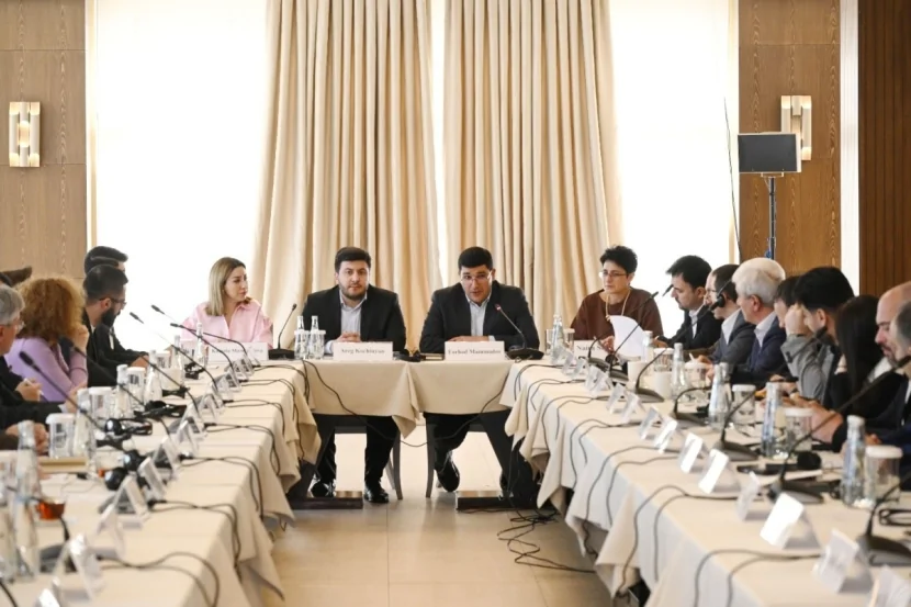 Azərbaycanlılarla ermənilərin görüşü başladı