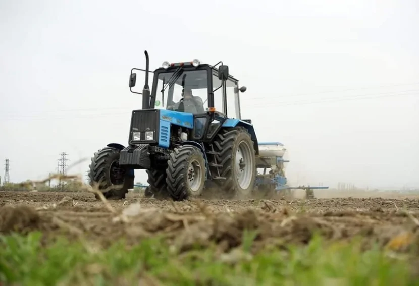 25 yaşlı gənc traktor aqreqatının altında qaldı