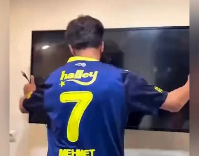 Əsəbiləşən azarkeş televizoru pəncərədən ATDI