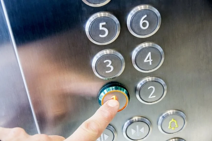 Sərnişinlərlə dolu lift qəfil ÇÖKDÜ
