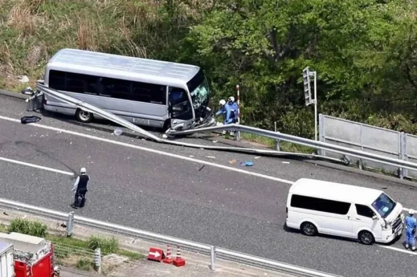 Yaponiyada məktəbliləri daşıyan mikroavtobus AŞDI- ÖLƏN VAR