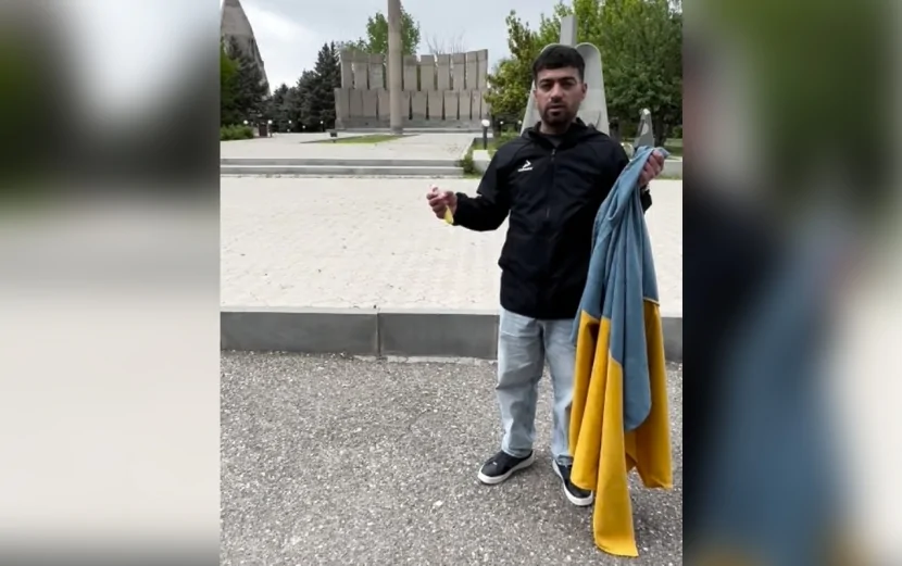 Ermənistanda Zelenskinin gəlişinə Ukrayna bayrağını YANDIRDILAR