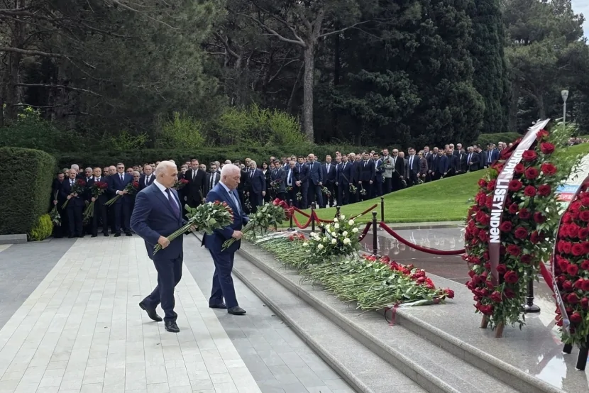 “AzərEnerji” və “Azərişıq” kollektivləri Ulu Öndərin məzarını ziyarət ediblər