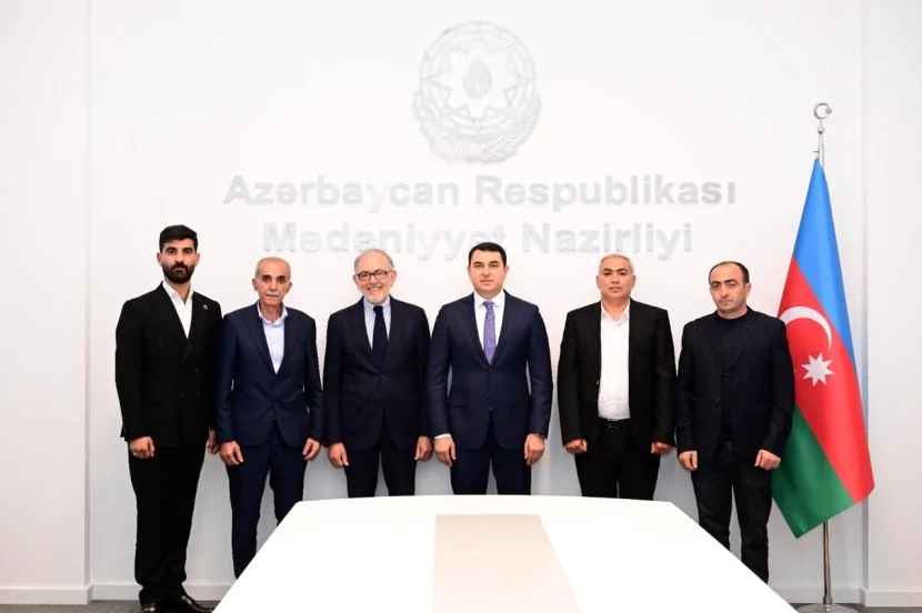 Adil Kərimli Gəncə teatrının öz həmkarlarını xilas edən əməkdaşları ilə görüşüb