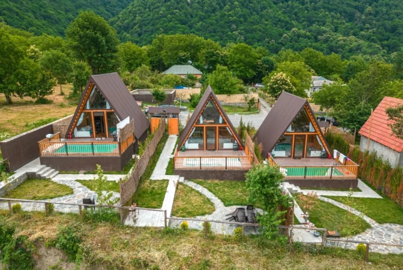Güclü külək Qəbələdə məşhur \"A-frame\" evi DAĞITDI