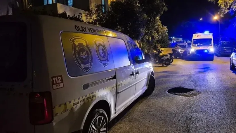 Qorxunc GÖRÜNTÜLƏR: Atasının meyiti ilə YAŞAYIR