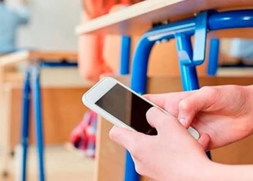Qəbul imtahanında 10 nəfərdən telefon TUTULDU