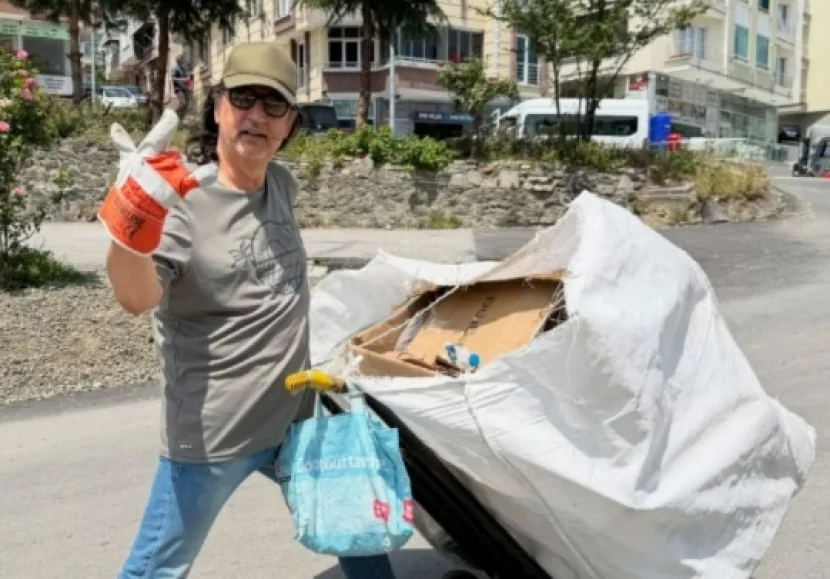 Tanınmış müğənni küçədən zibil YIĞIR