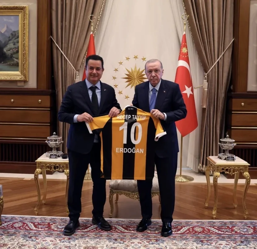 Acun Ilıcalı Ərdoğana hədiyyə verdi
