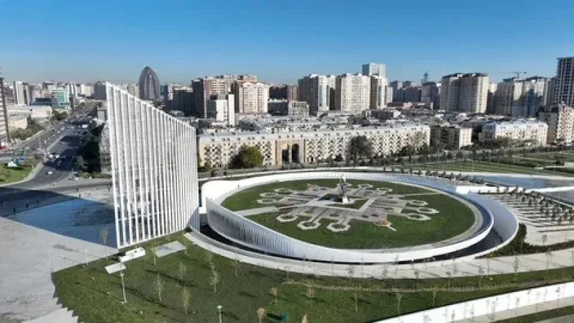 Türkmənistan Prezidenti Zəfər parkında