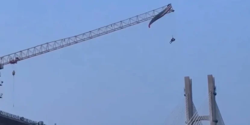 Çində paraplançı 60 metr yüksəklikdə krandan asılı qaldı