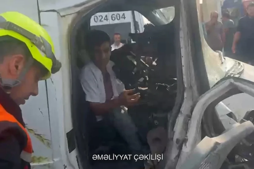 Bakıda ağır qəza: Sürücünün XİLASEDİLMƏ GÖRÜNTÜLƏRİ